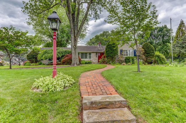 827 MOUNT AIRY RD, Collegeville, PA 19426