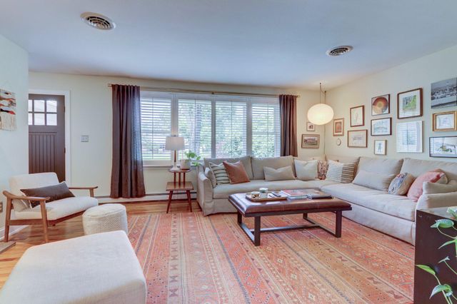 827 MOUNT AIRY RD, Collegeville, PA 19426