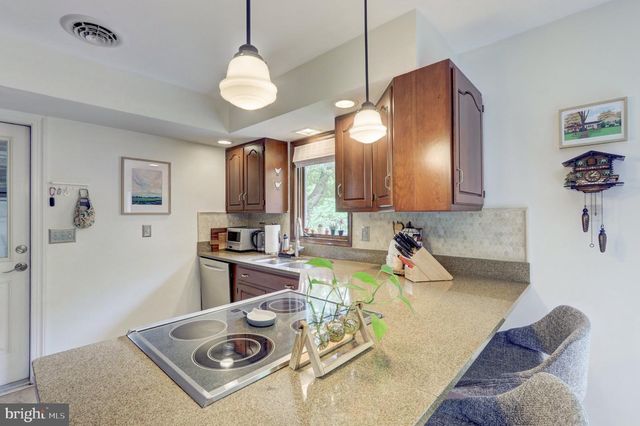827 MOUNT AIRY RD, Collegeville, PA 19426