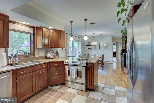 827 MOUNT AIRY RD, Collegeville, PA 19426