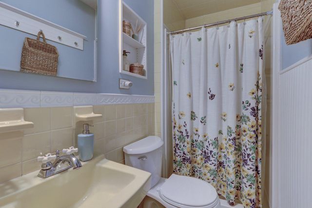 827 MOUNT AIRY RD, Collegeville, PA 19426