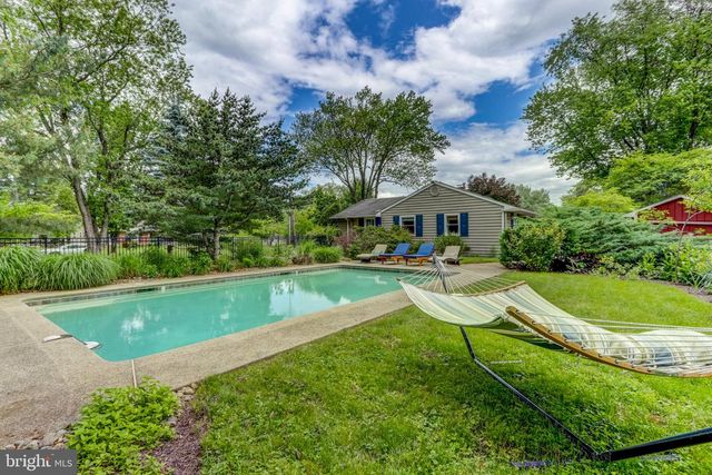 827 MOUNT AIRY RD, Collegeville, PA 19426