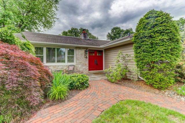 827 MOUNT AIRY RD, Collegeville, PA 19426