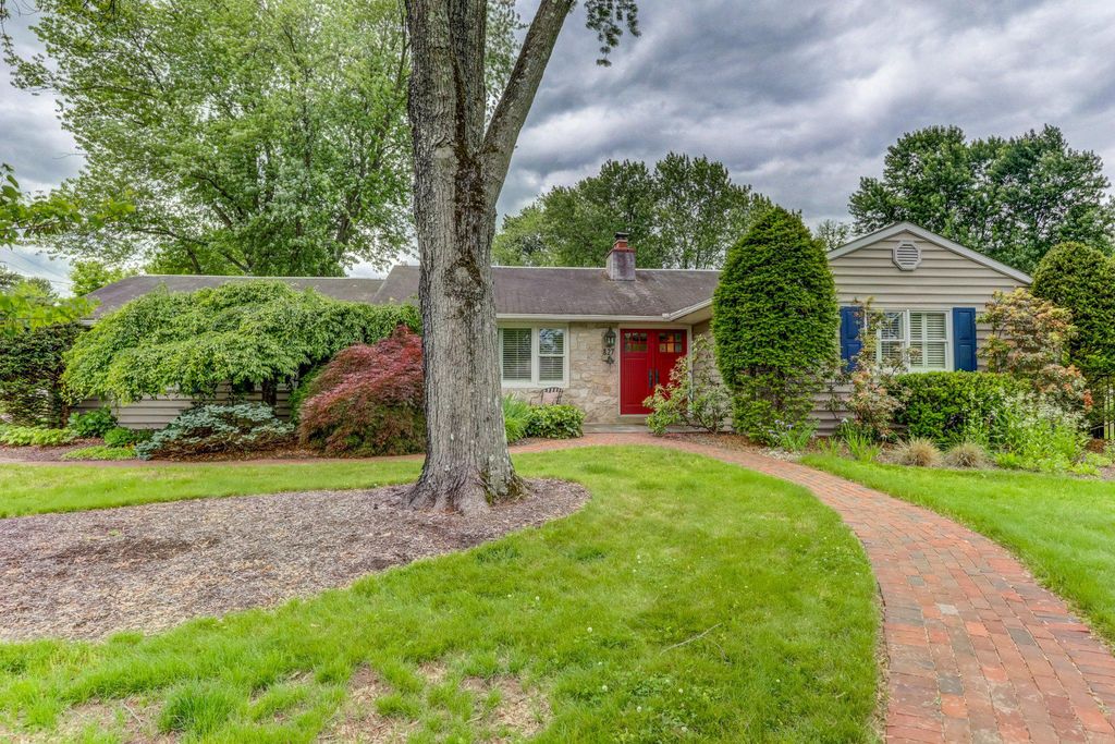 827 MOUNT AIRY RD, Collegeville, PA 19426