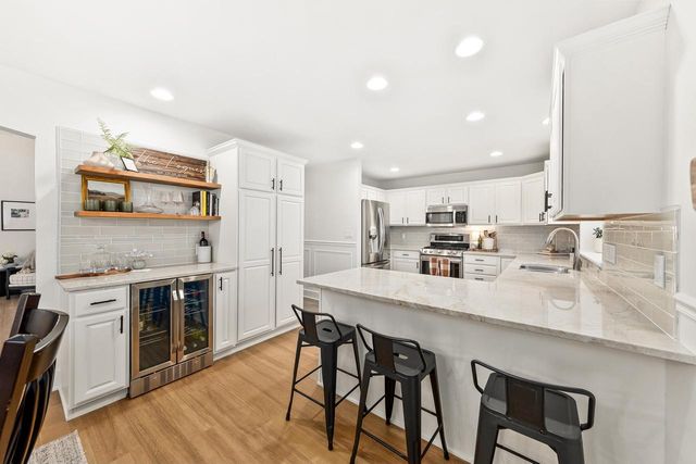 337 Sand Hill LANE, Dousman, WI 53118