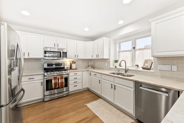 337 Sand Hill LANE, Dousman, WI 53118