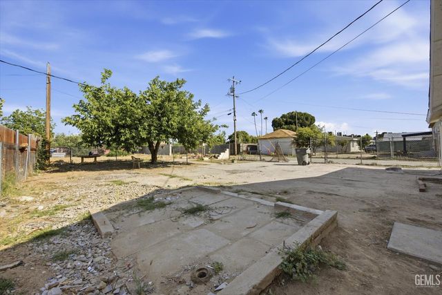 321 Beale Avenue, Bakersfield, CA 93305