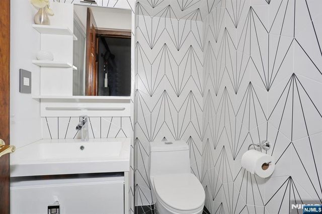 41-01 Geiger Place, Fair Lawn, NJ 07410