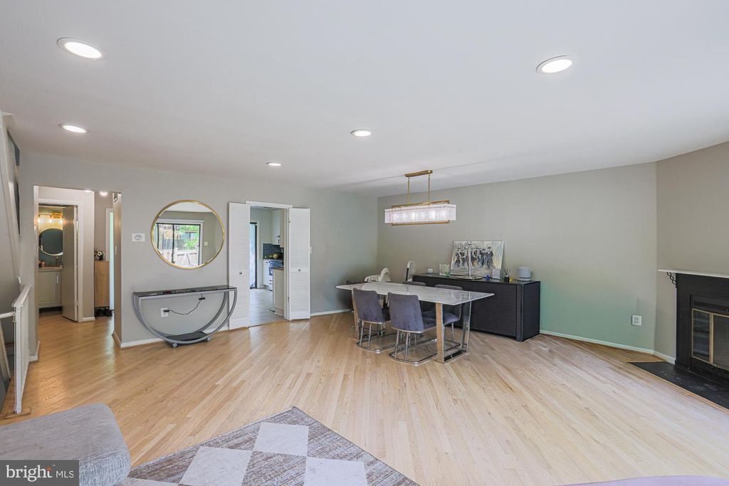 Image 11 of property listing at 2804 BANEBERRY CT, Baltimore, MD 21209