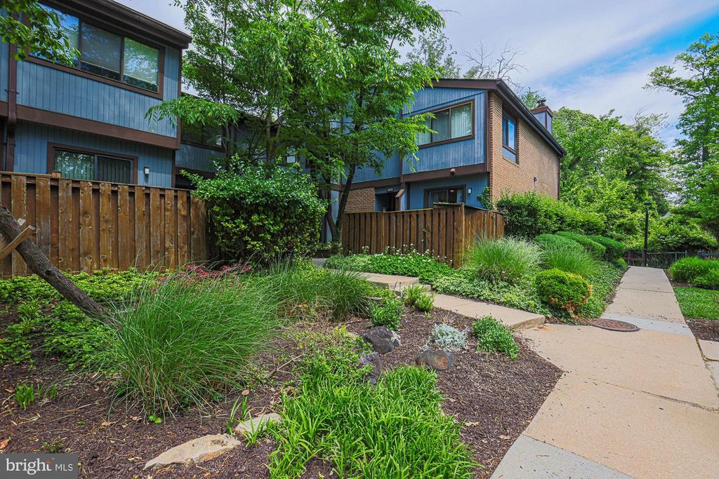 Image 2 of property listing at 2804 BANEBERRY CT, Baltimore, MD 21209