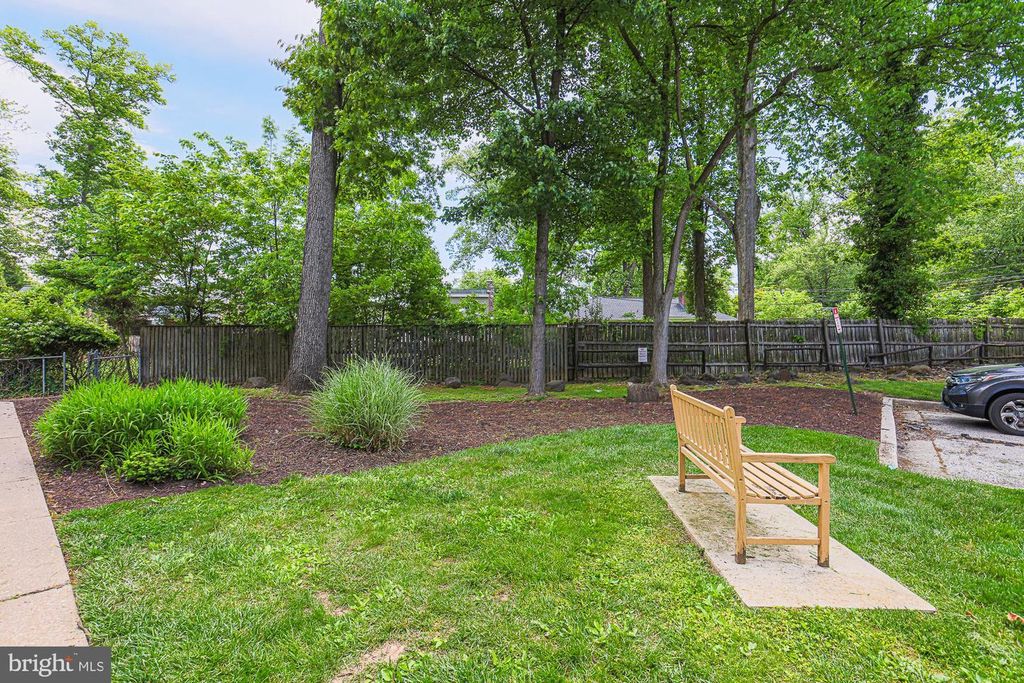 Image 4 of property listing at 2804 BANEBERRY CT, Baltimore, MD 21209