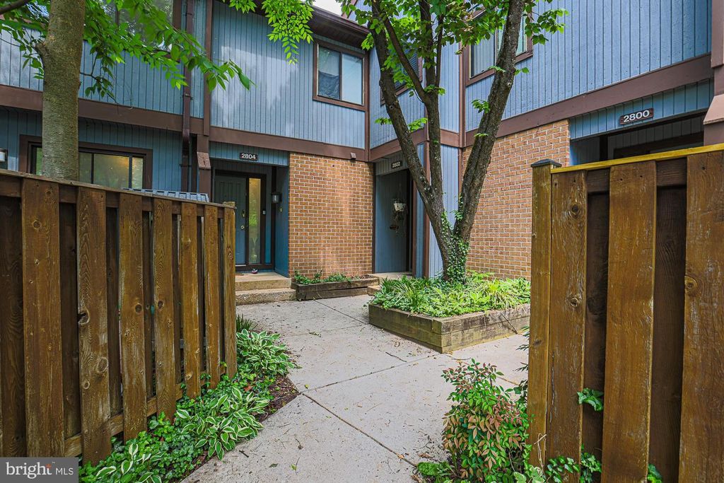 Image 6 of property listing at 2804 BANEBERRY CT, Baltimore, MD 21209