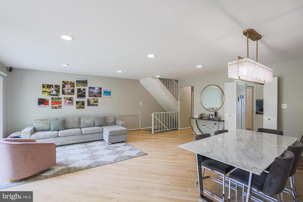 Image 7 of property listing at 2804 BANEBERRY CT, Baltimore, MD 21209