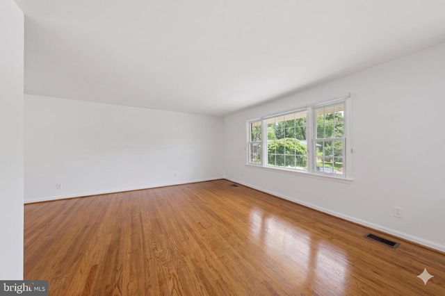 905 CAROLE CT SE, Vienna, VA 22180