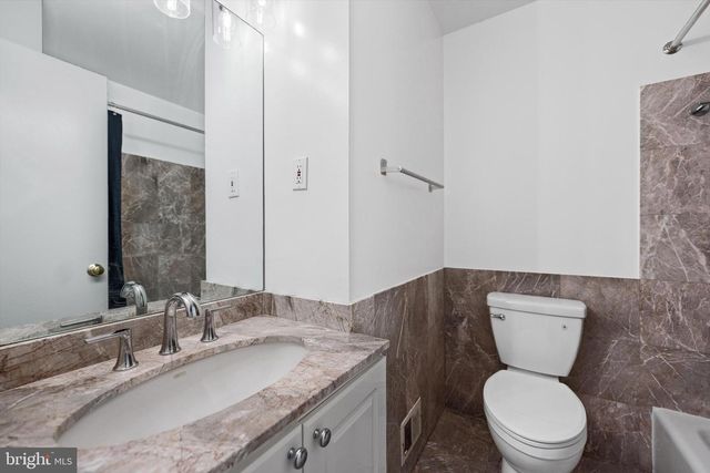 905 CAROLE CT SE, Vienna, VA 22180