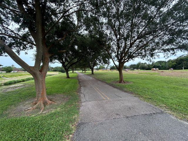 650 E Adoue Street, Alvin, TX 77511