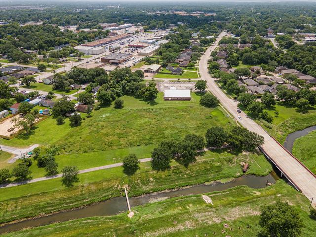 650 E Adoue Street, Alvin, TX 77511