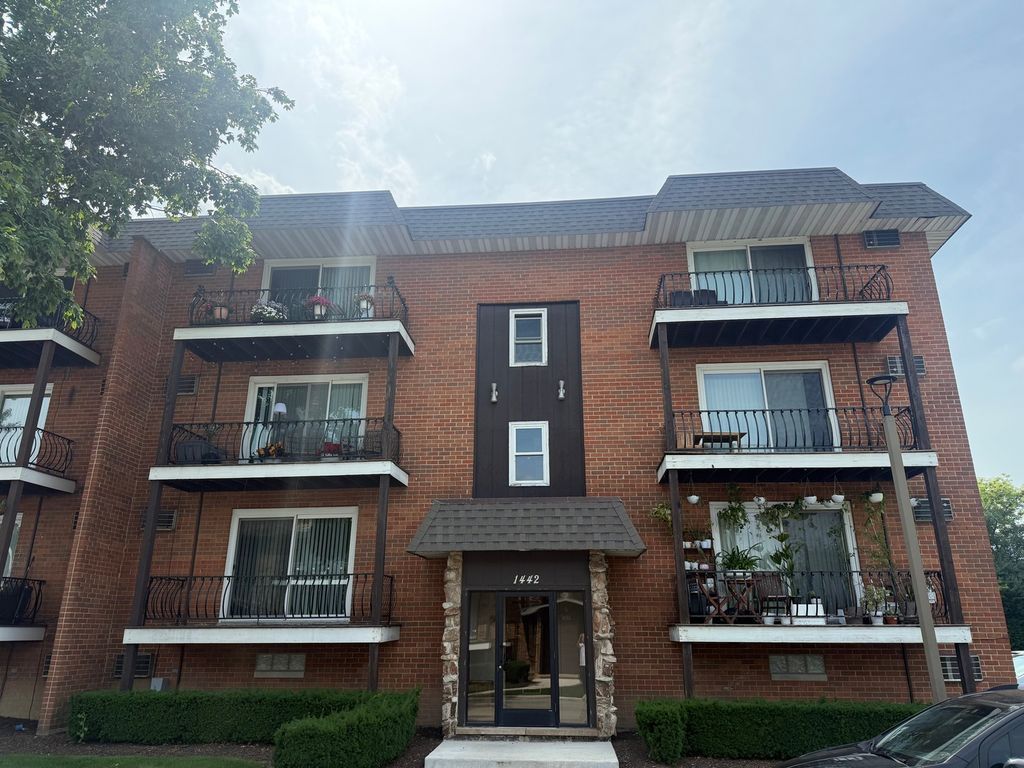 1442 Carriage Lane 2, Westmont, IL 60559