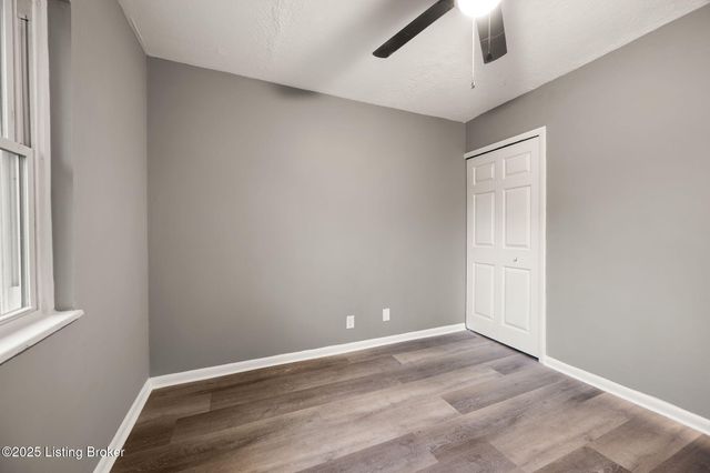 9818 Titan Dr, Louisville, KY 40229