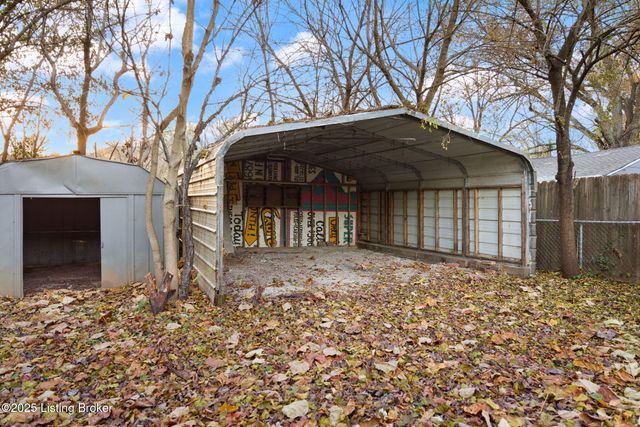 9818 Titan Dr, Louisville, KY 40229