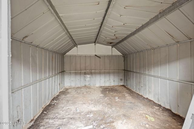 9818 Titan Dr, Louisville, KY 40229