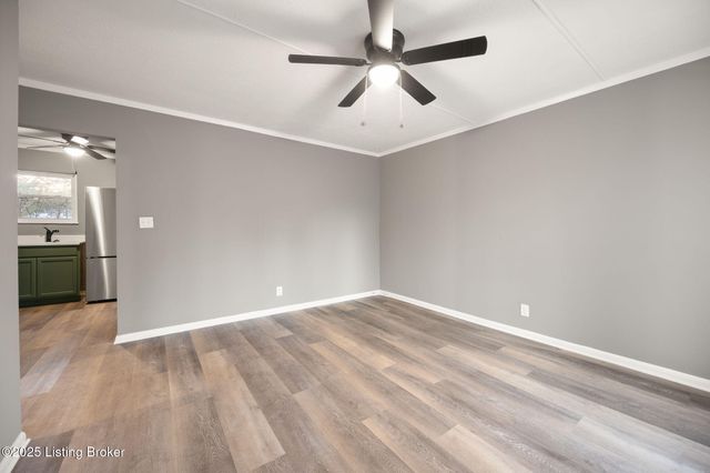 9818 Titan Dr, Louisville, KY 40229