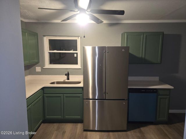 9818 Titan Dr, Louisville, KY 40229