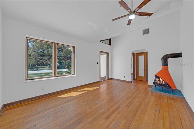 225 17TH AVENUE SE, St Petersburg, FL 33701