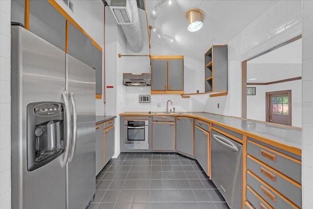 225 17TH AVENUE SE, St Petersburg, FL 33701