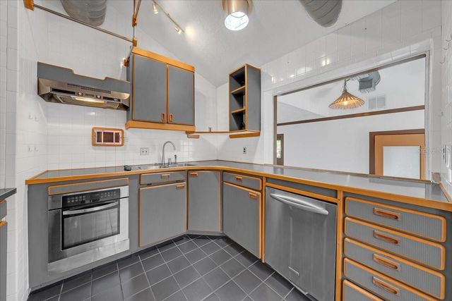 225 17TH AVENUE SE, St Petersburg, FL 33701