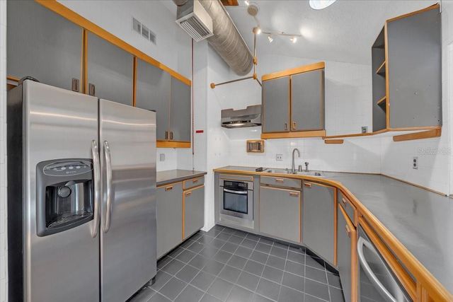 225 17TH AVENUE SE, St Petersburg, FL 33701