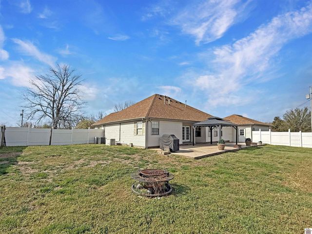 150 Wrather Rd, Murray, KY 42071
