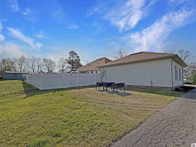 150 Wrather Rd, Murray, KY 42071