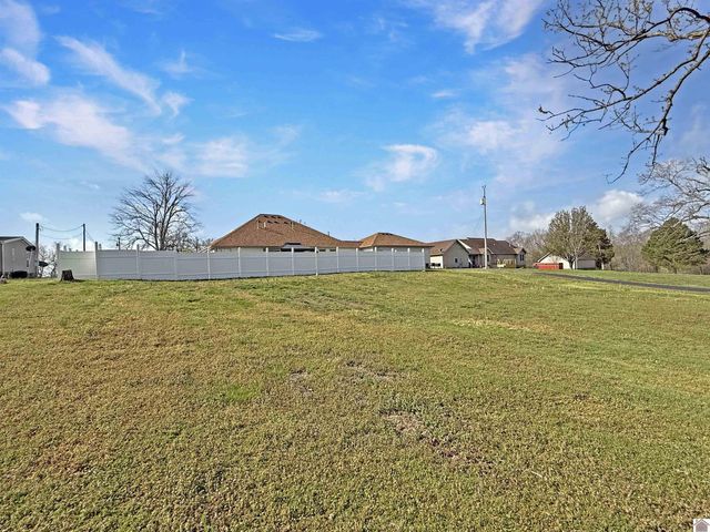 150 Wrather Rd, Murray, KY 42071