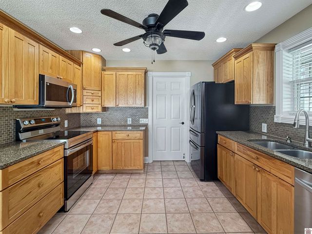 150 Wrather Rd, Murray, KY 42071