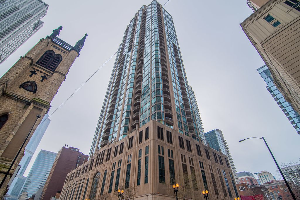 21 E HURON Street 2705, Chicago, IL 60611