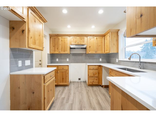 11129 Se STARK St, Portland, OR 97216