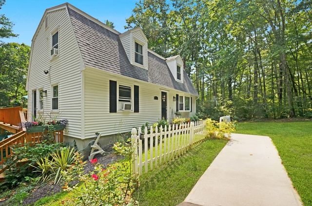 57 Quaker St, Northbridge, MA 01534