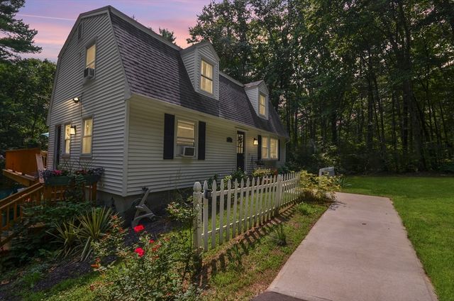 57 Quaker St, Northbridge, MA 01534