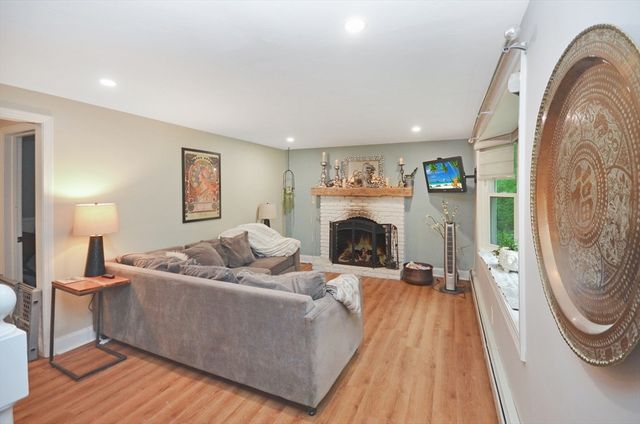57 Quaker St, Northbridge, MA 01534