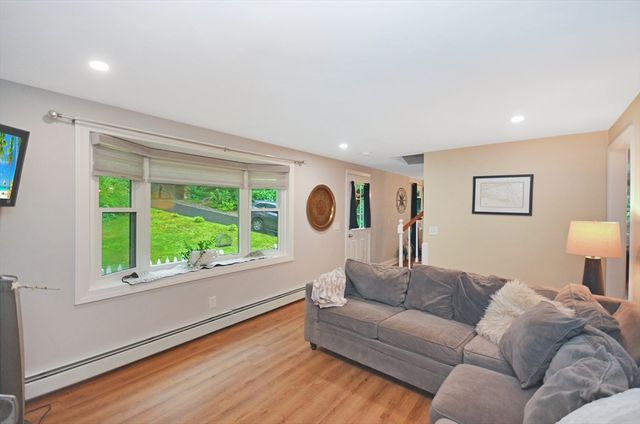 57 Quaker St, Northbridge, MA 01534