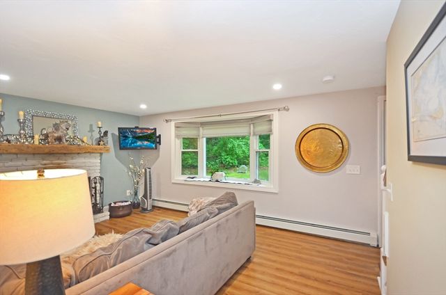 57 Quaker St, Northbridge, MA 01534