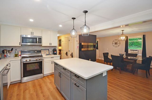 57 Quaker St, Northbridge, MA 01534