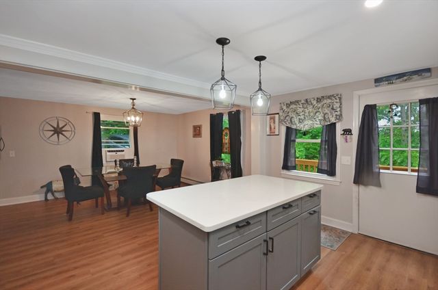 57 Quaker St, Northbridge, MA 01534