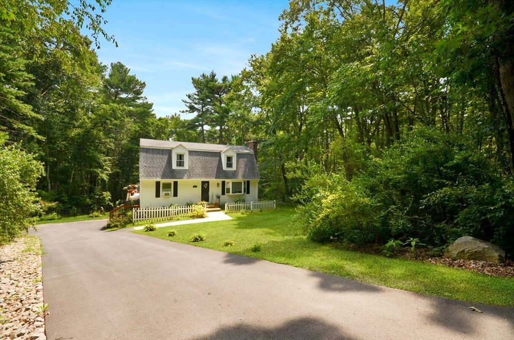 57 Quaker St, Northbridge, MA 01534