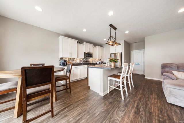 843 Groveview Court, Evansville, IN 47711