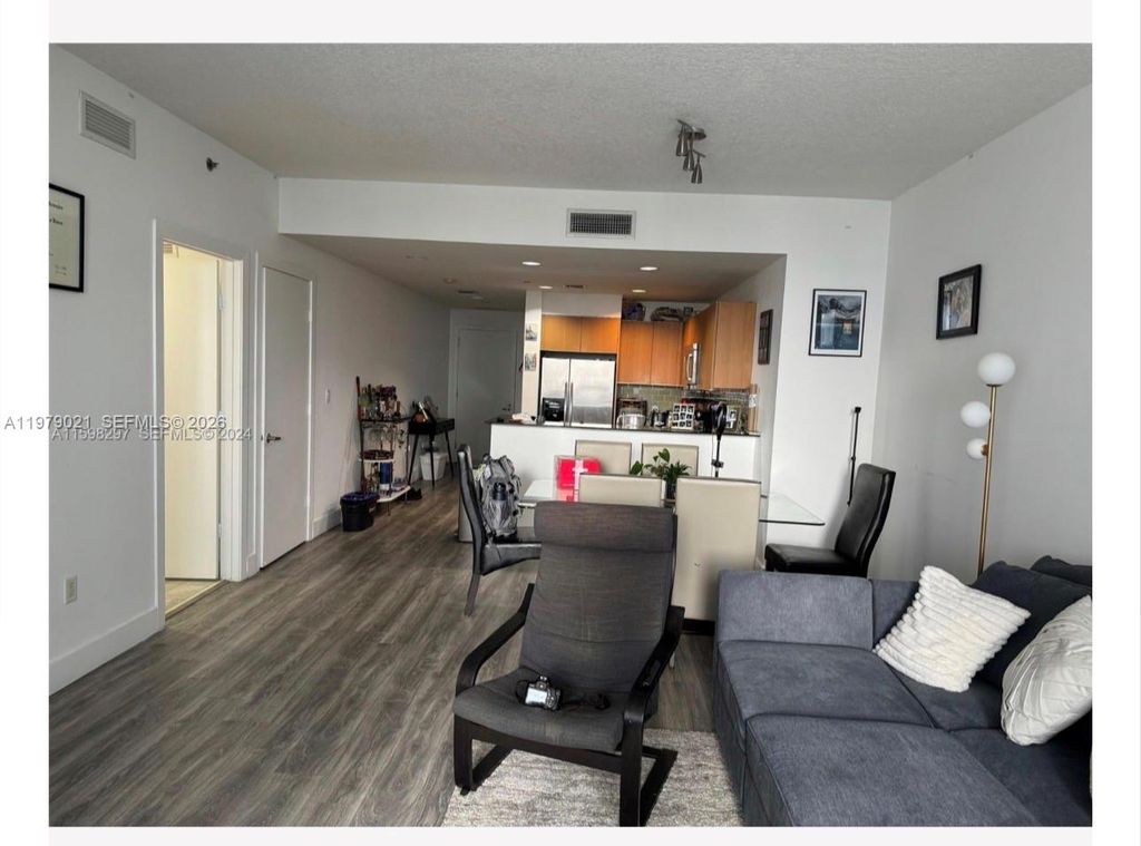 1060 Brickell Ave 1613, Miami, FL 33131