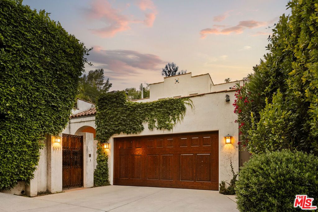 8935 Hollywood Hills Road, Los Angeles, CA 90046 — exterior
