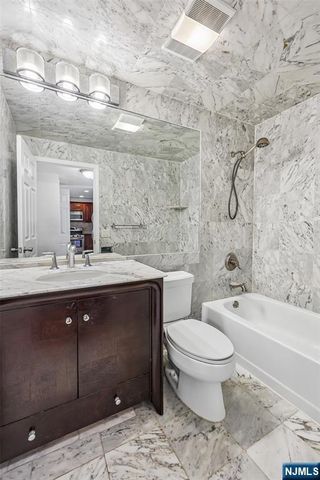 302 Chase Court 302, Edgewater, NJ 07020