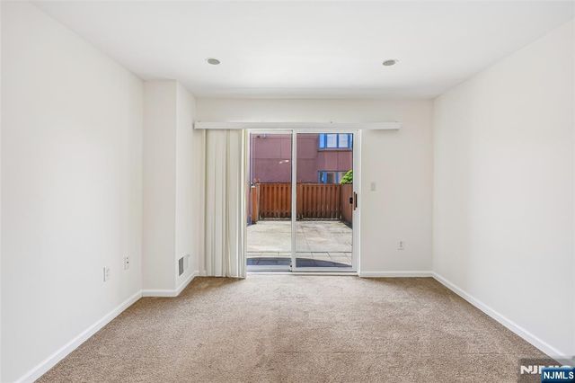 302 Chase Court 302, Edgewater, NJ 07020